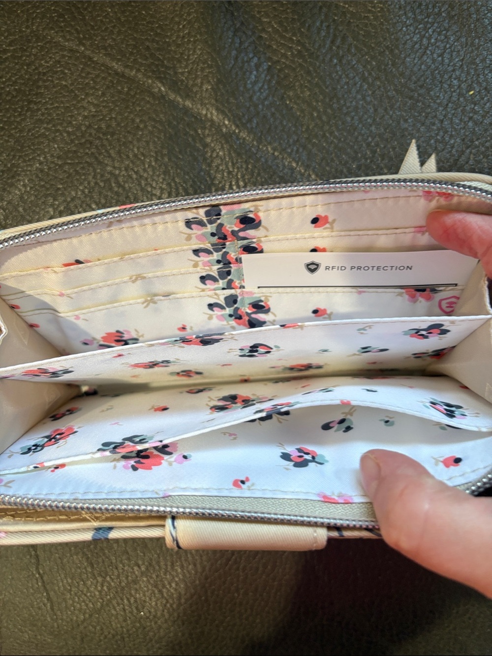 Vera Bradley RFID Turnlock wallet in strawflowers - Picture 4 of 8